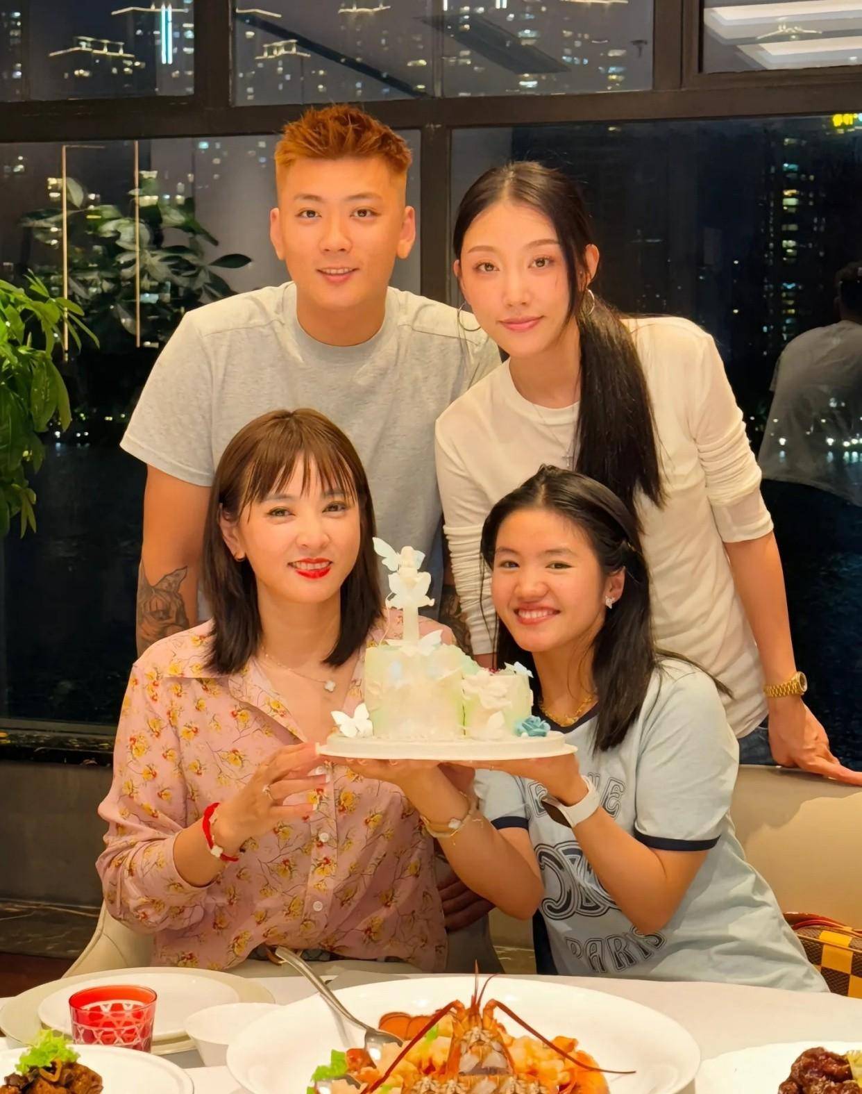 网红李勒优生日黄浦江边庆祝!已实现跨阶级,哥哥崔晋暖心告白