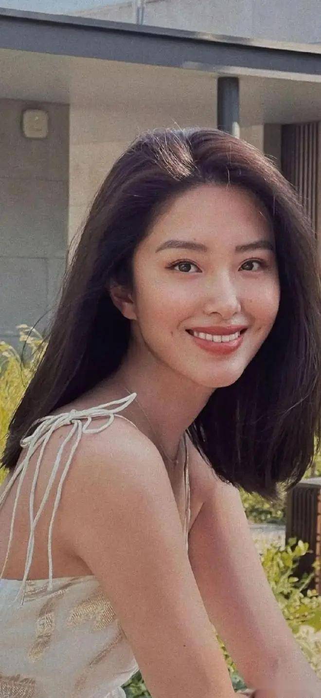 美貌与才华并存!杨采钰这身材,让人无法抗拒,写真曝光惊艳众人!