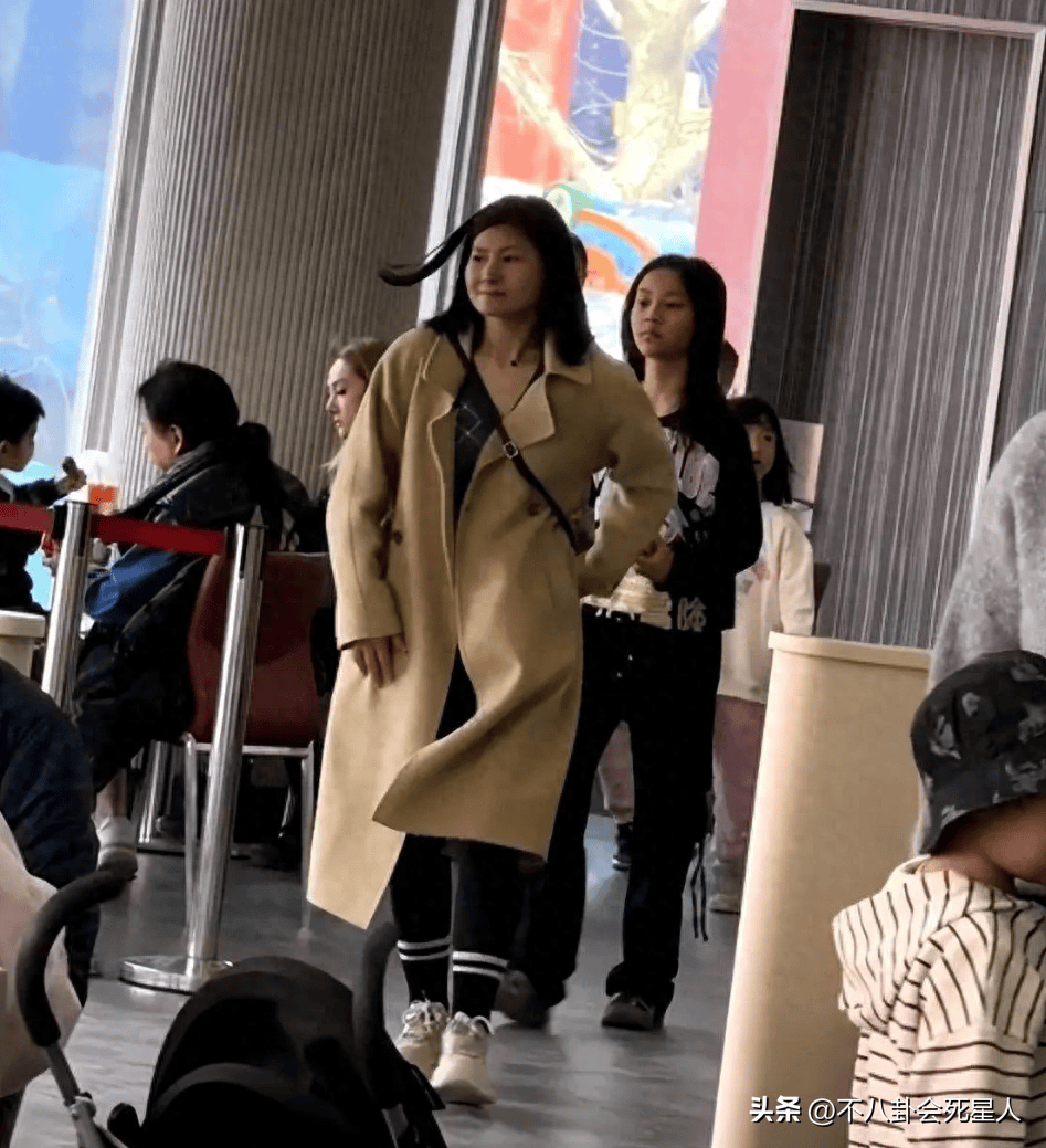 甜馨维护爸妈怼网友,可见李小璐和贾乃亮教育女儿的成功