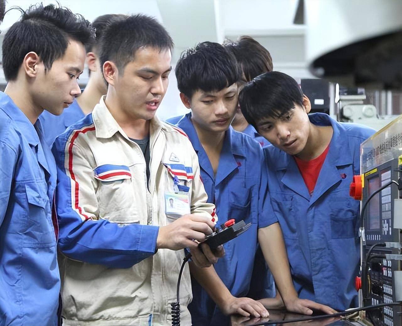 高级技师:工匠精神的传承者