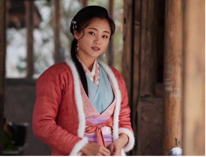 17 年版本中扮演包惜弱的是刘芊含,这个名字或许对很多人来说都有些