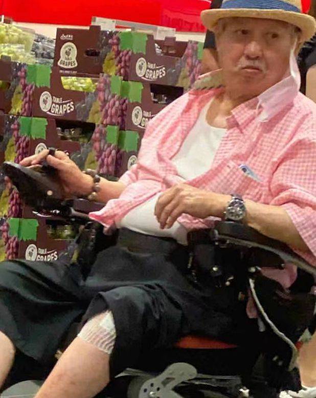 72岁洪金宝:坐轮椅去深圳买菜,晚年患糖尿病,身家过亿妻子美艳