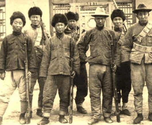 1925年,女匪"驼龙"被枪决,行刑前身穿丝绸旗袍,高喊我不怕死