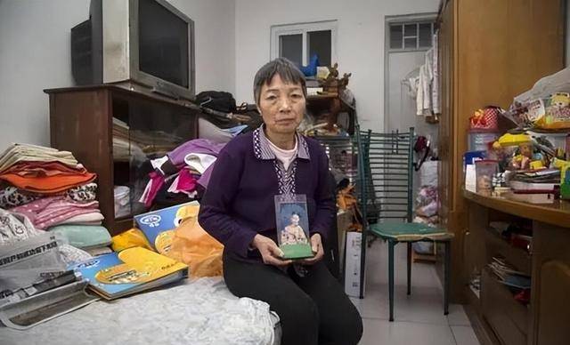 2010年,56岁高龄产妇生下龙凤胎,每月要做八份兼职才能温饱