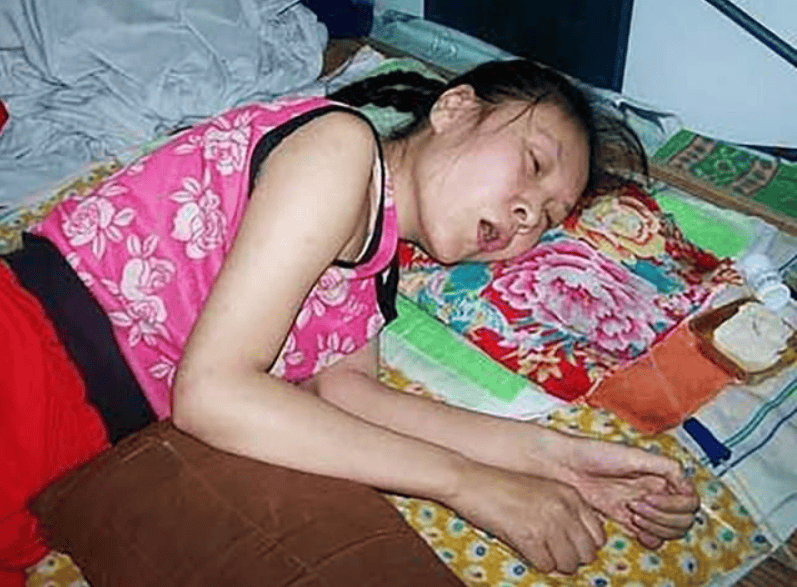 35岁"女巨婴",卧床装瘫让母亲照顾20年,背后原因令人唏嘘