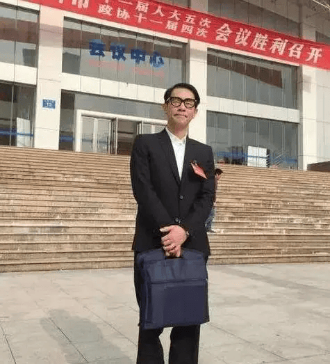 陈小春炫耀赚第一桶金在广东老家修祖屋,网友:有钱回老家盖房是中国人