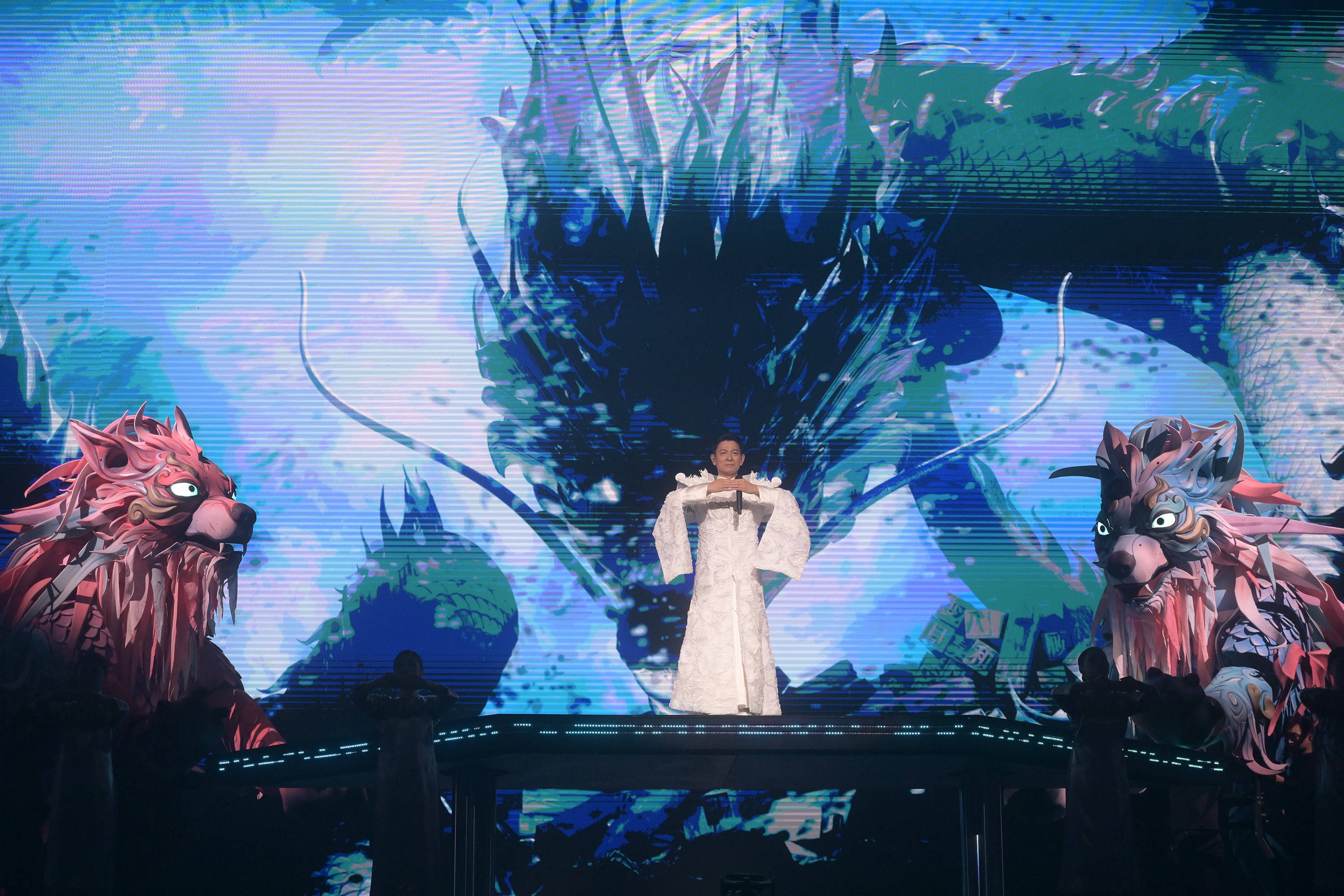 刘德华巡演上海站震撼开唱!唱跳实力不减_演唱会_舞台_歌迷