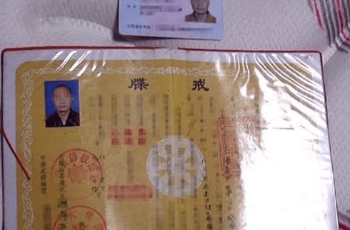 戒牒后来,在寺庙中的力天佑不仅在佛法的造诣上高人一等,而且由于自学