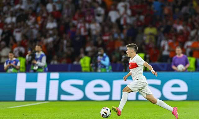 欧洲杯残忍1幕:荷兰拥抱 狂奔,对手哭成泪