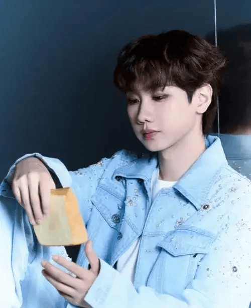 李湘晒女儿汪苏泷合影,王诗龄身高惊人,手拎包值4w却放不下手机