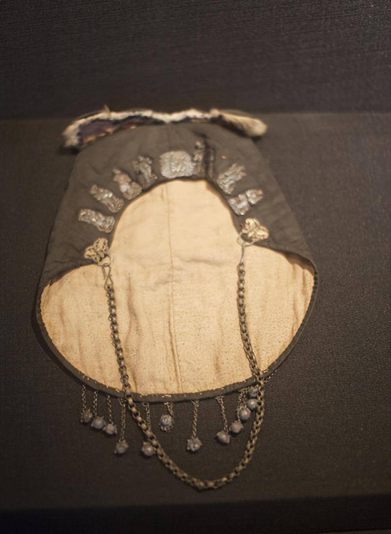 狗头帽是一种在帽顶开口,形如狗头的帽子,对于成年人来说有侮辱意味.