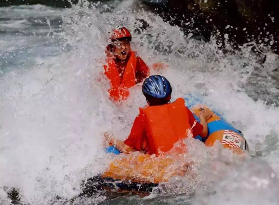 莫干山十八道弯漂流激情开漂,一起来"湿身"尖叫