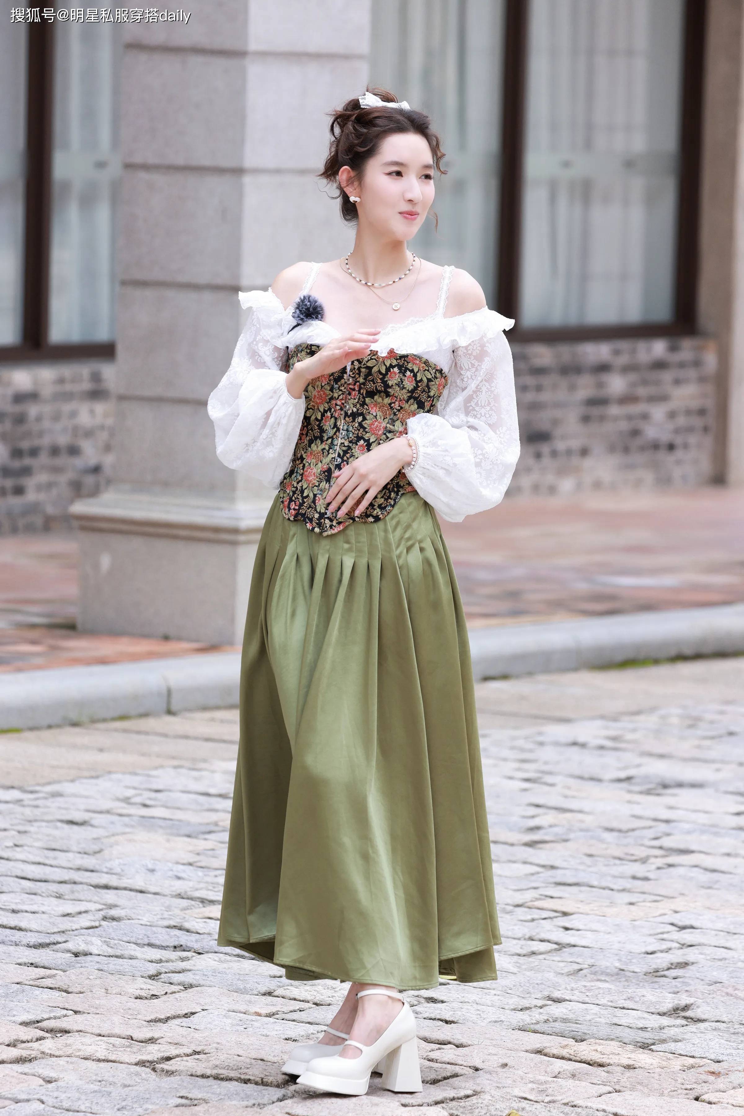 看了王玉雯的4套穿搭,才发现,"短t恤 工装裤"显高显瘦身材比例好