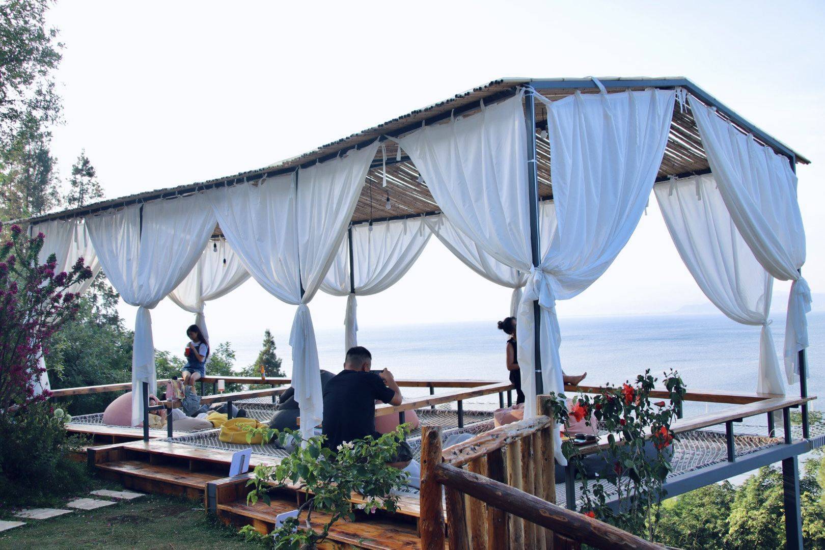 正面与湛蓝的抚仙湖相呼应,与湖面30米的落差使得民宿有着一线观湖