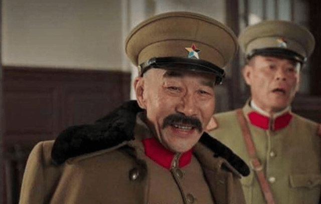 张作霖深夜回府,被站岗小兵骂爹,老张:升职加薪,再赏一个媳妇