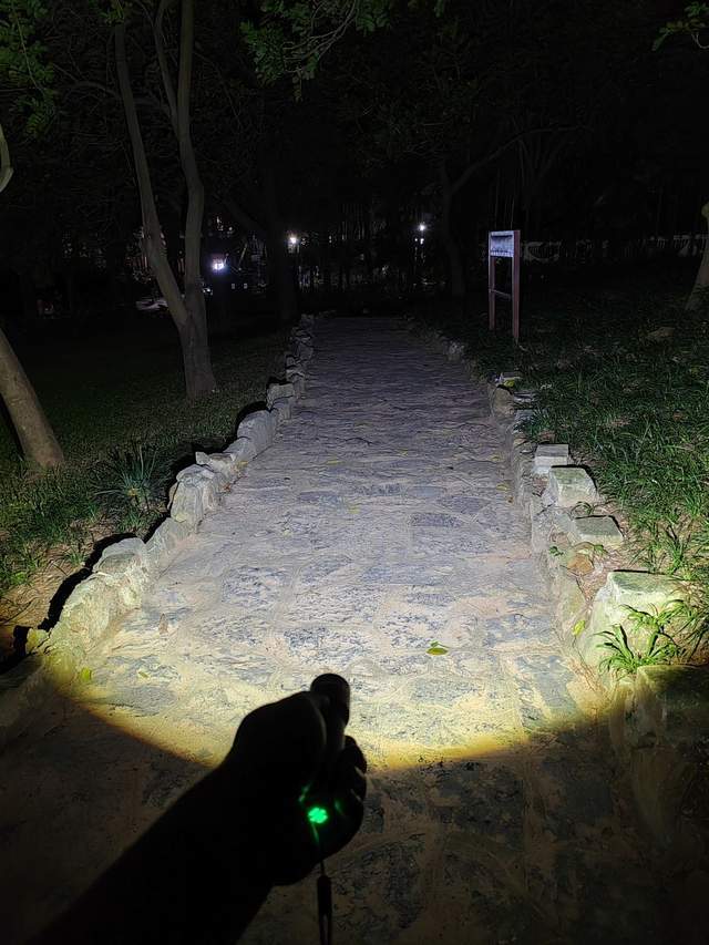 伸缩变焦，极蜂手电筒青春版：六档光照，随心切换