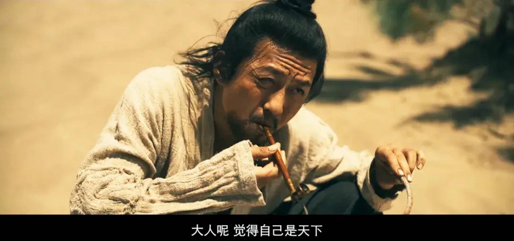 大漠狂沙走来两个人,一个是邓超饰演的逃兵张三,一个荣梓杉饰演的落难