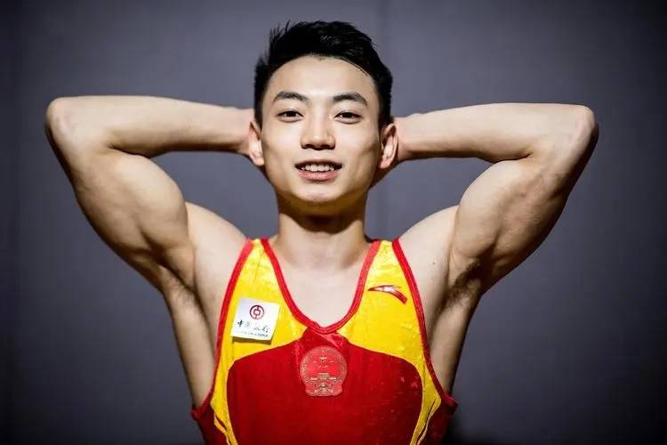 "地表最强双杠" 邹敬园:当之无愧地被称为当今男子双杠的第一人