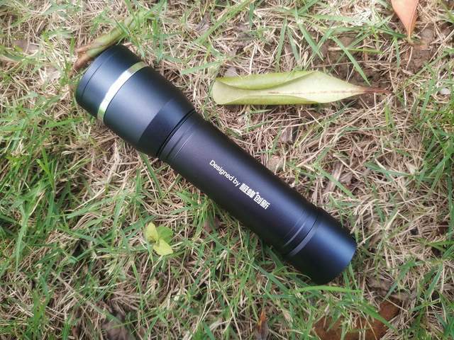 是的,是极蜂的强光变焦手电