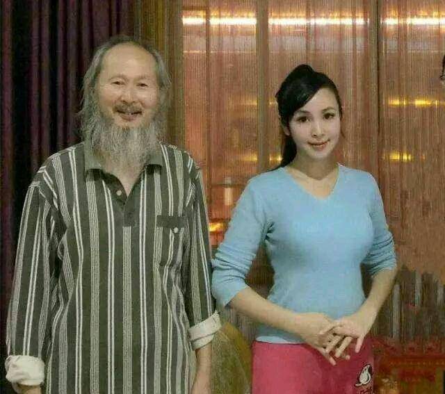 他是四川画家,未成年的女儿给他当了6年人体模特,引发众人指责