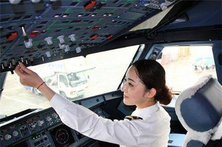西部航空唯一"女飞行员",英姿飒爽,网友:比空姐更好看!