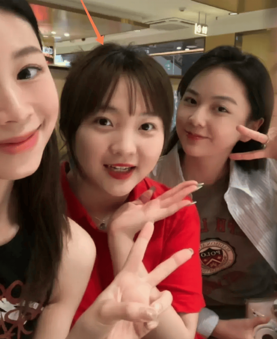 25岁林妙可晒生日照,穿红裙丰腴妩媚,脸部圆润,撞脸沈腾老婆