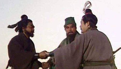 桃园结义前,张飞和关羽其实是想除掉刘备的,因为一件奇事才结拜