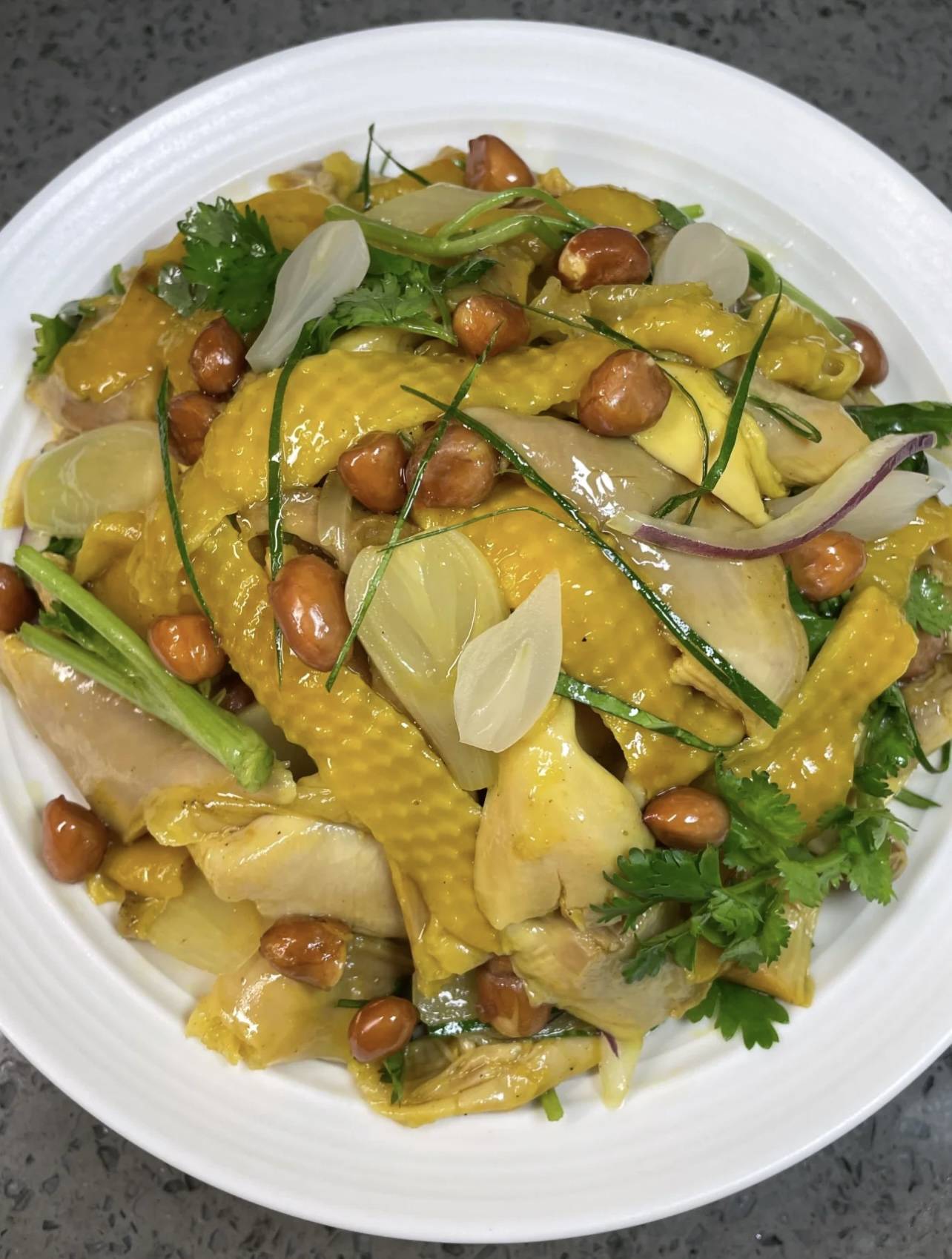 寻找一丝丝的宁静与满足,往往就藏匿在那一碗自制的手撕鸡中