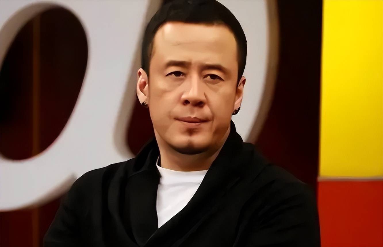 杨坤唱《泥巴》冲上热搜,他终于成了18年前自己最厌恶的样子