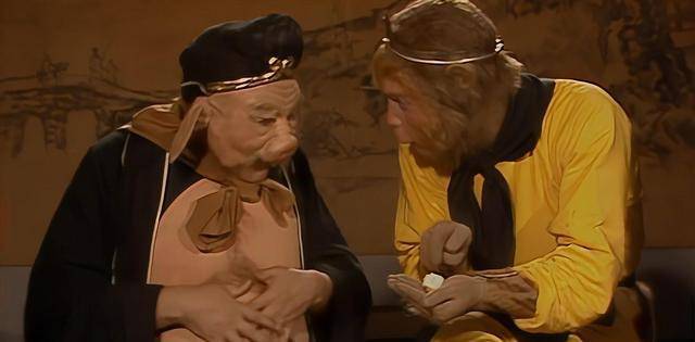 为何猪八戒要一口吞掉人参果,连嚼都不嚼?只因他知道其中秘密