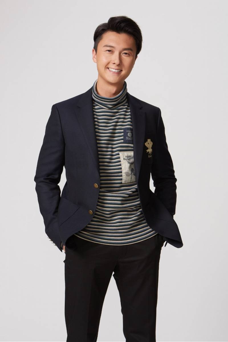 41岁王浩信回新疆探亲,在当地庆祝生日,吃凉皮喝羊肉汤有滋有味