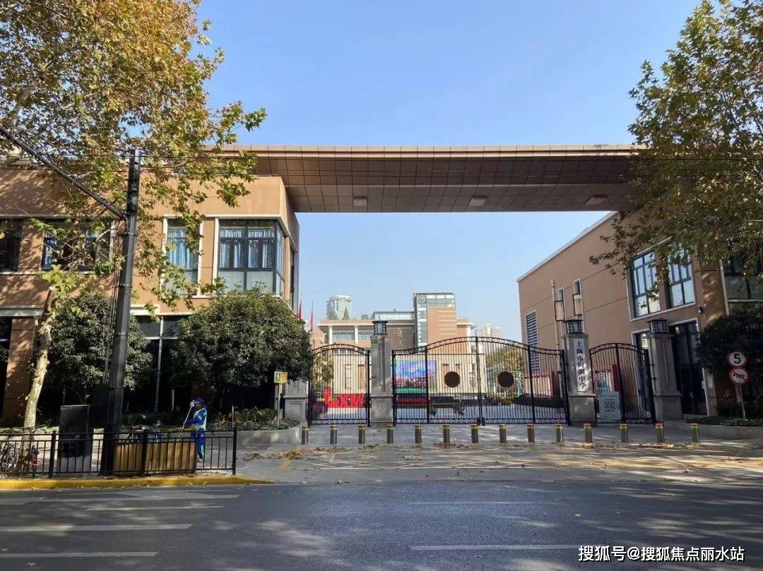 地块的北侧是巨鹿路,一街之隔是延中广场,环境不错