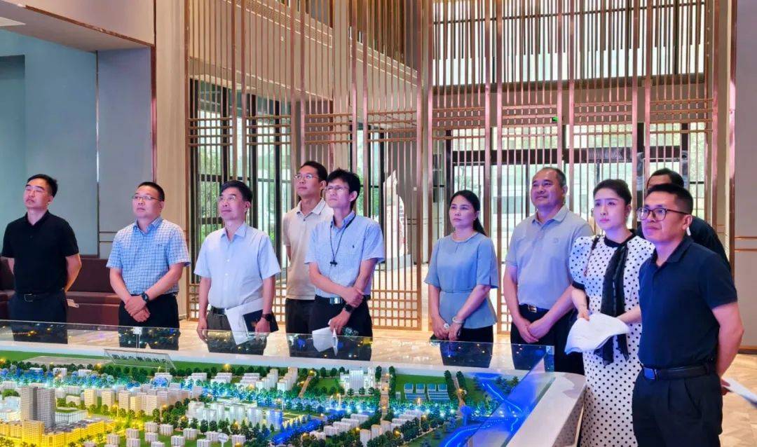 党总支书记,社长白云飞教授,原总编辑张新建编审,出版项目负责人石迎