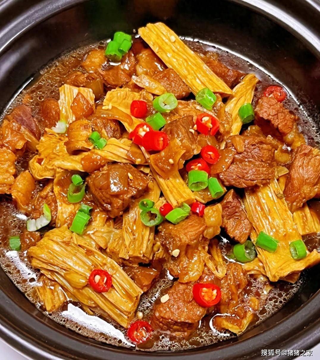 今天,我要为大家介绍三道美味又养颜的佳肴——腐竹焖牛腩,红