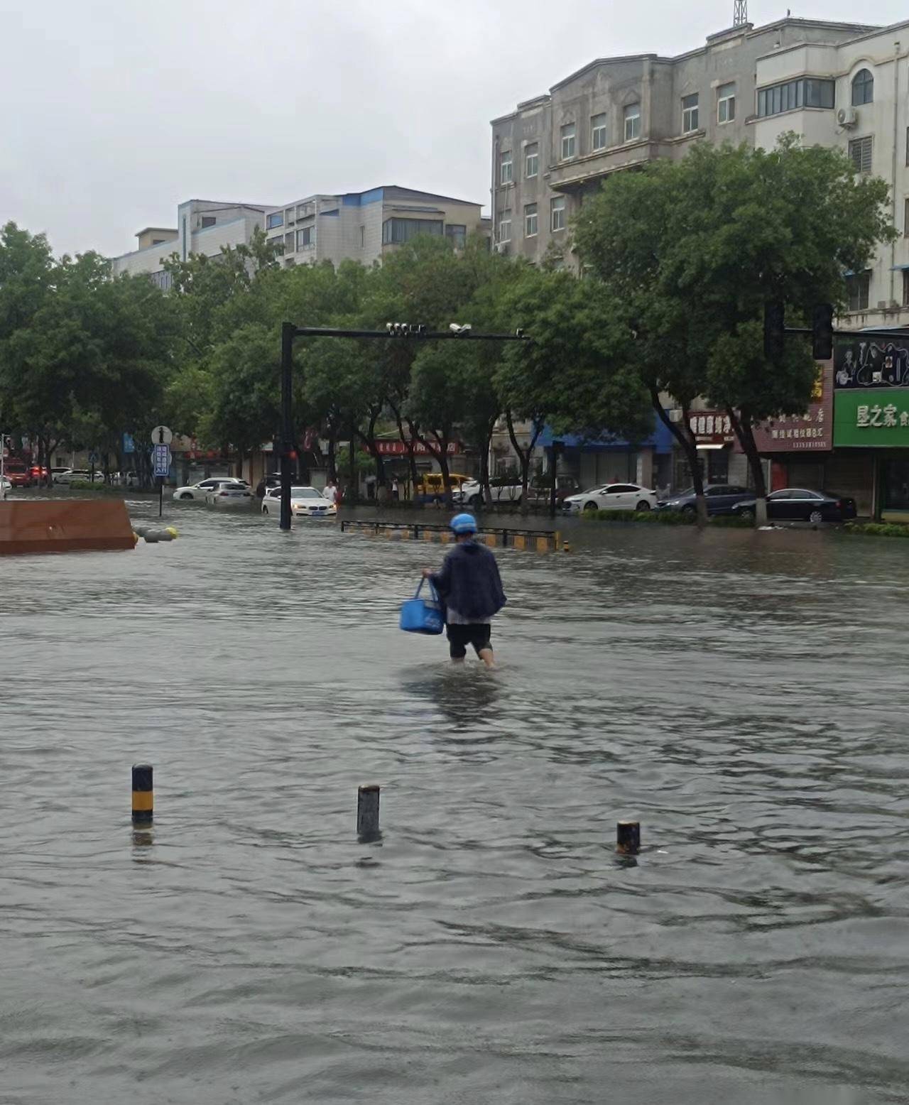 开封清明上河园暴雨图片