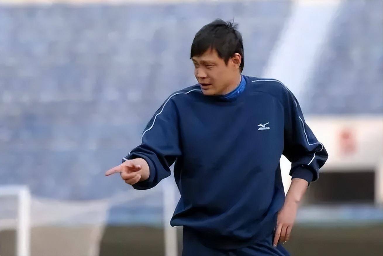 范志毅携小17岁娇妻买豪车!肤白貌美,1米73长腿美艳动人!