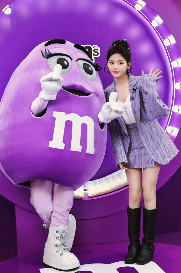 杨超越时尚逆袭的故事,紫色系穿搭魔法