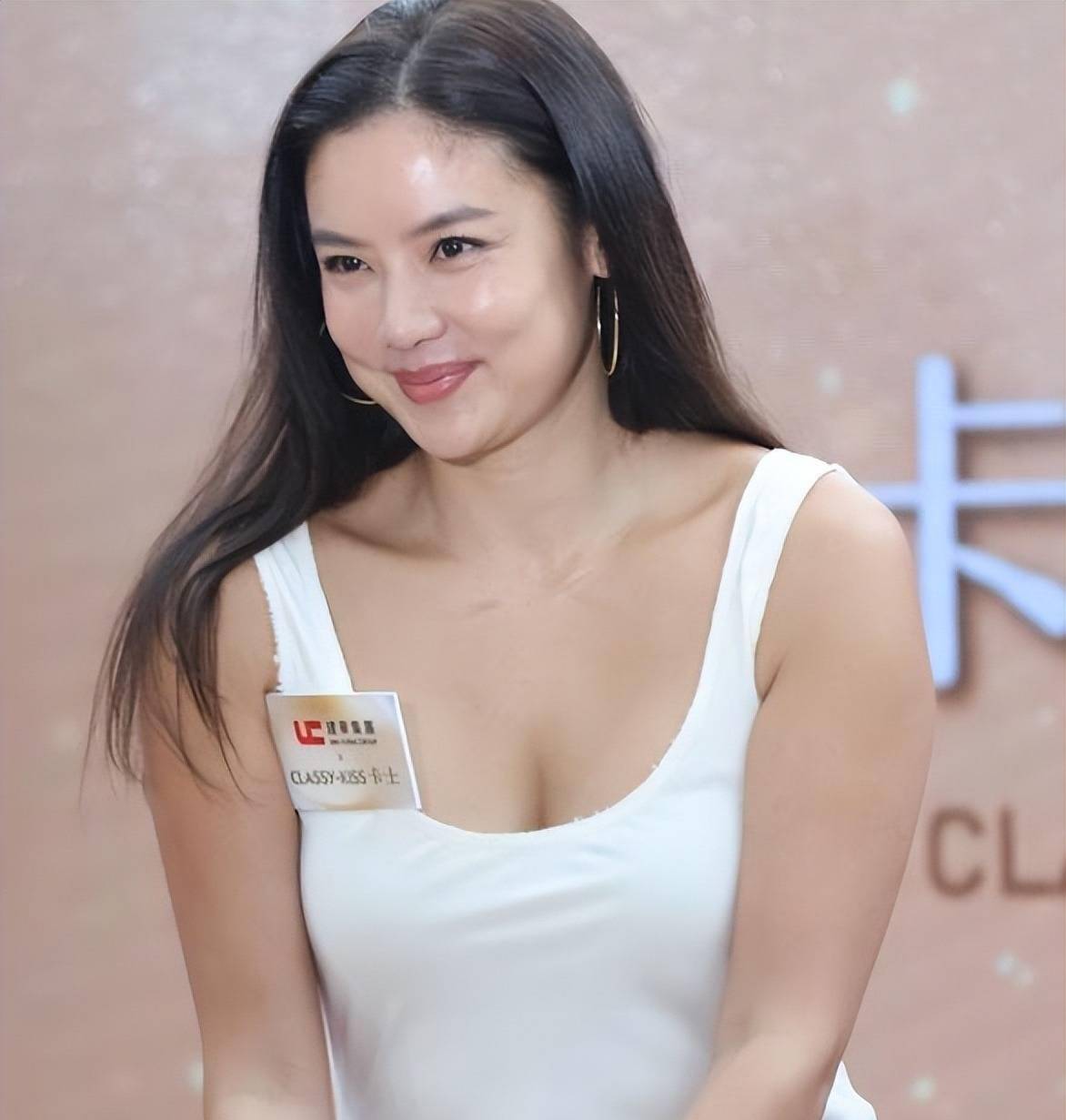 乐基儿微醺后晒美照,她连图都懒得修,?42岁的她活得好真实