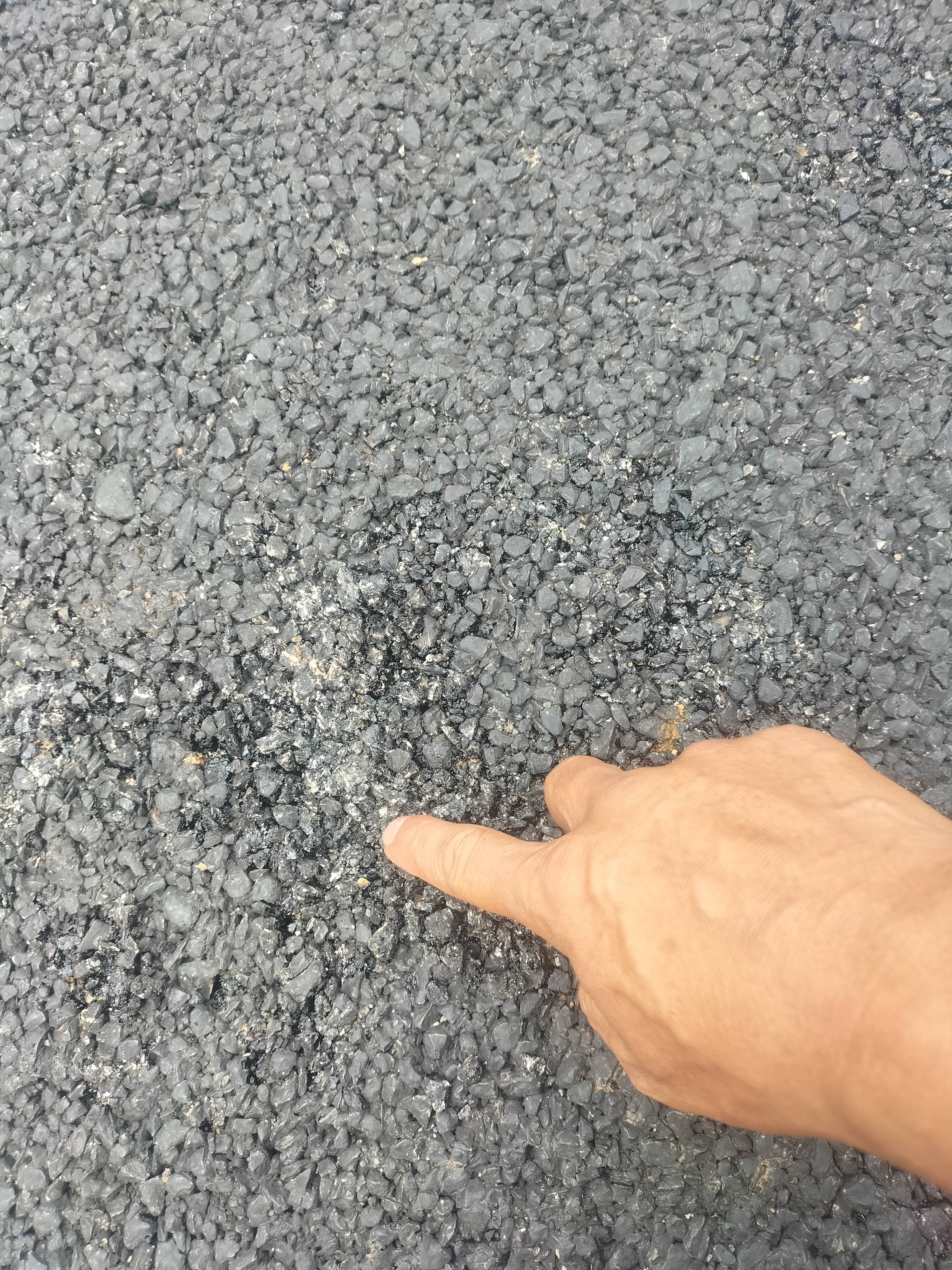 看法,电话里我问该工作人员,从现场来看,沥青路面上好多地方都有痕迹