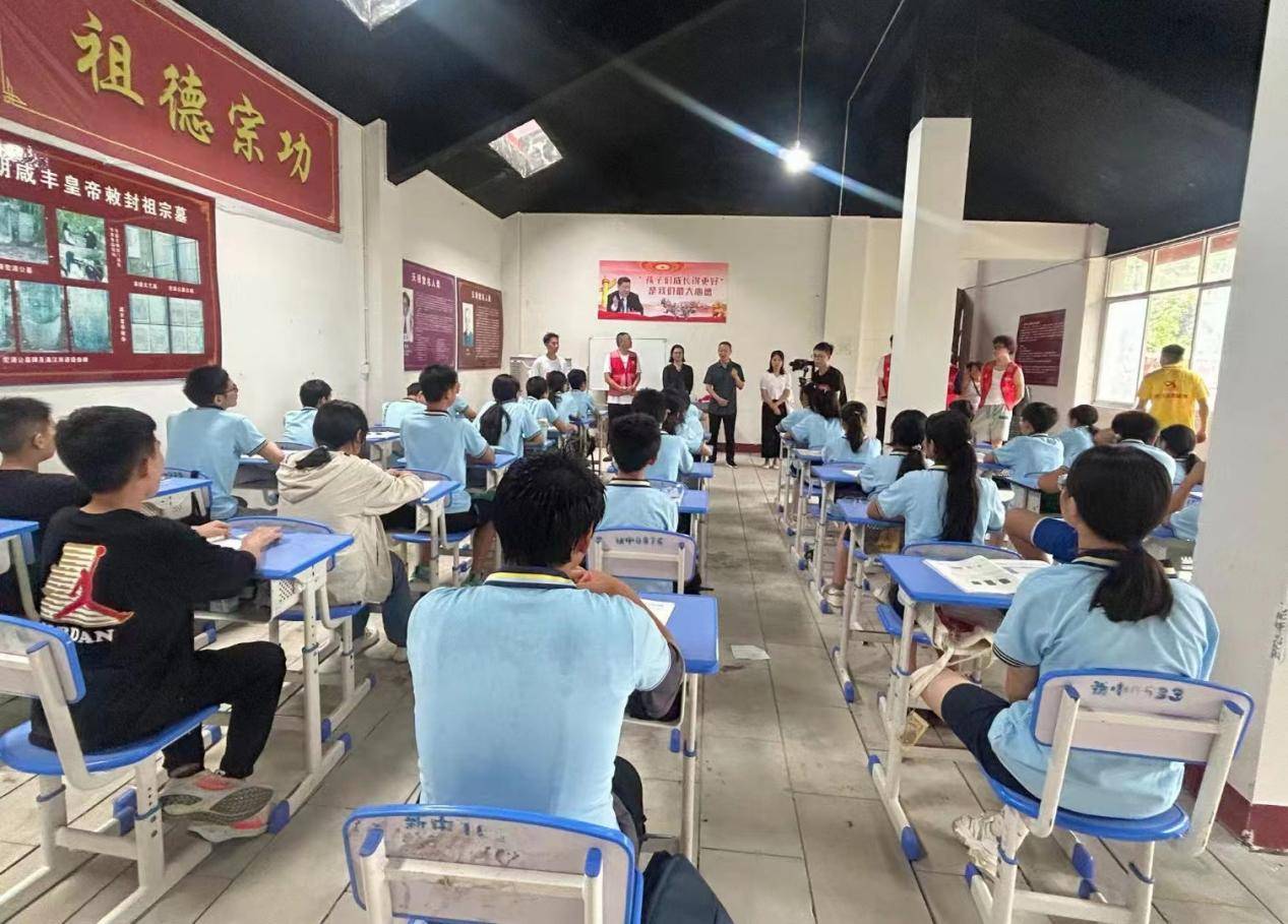 巴蜀世联商贸有限公司(巴蜀网购)赴绵阳三台县开展关爱留守儿童爱心