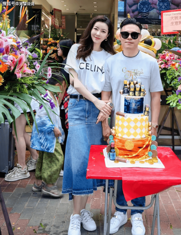 熊黛林晒照庆新店开张,与郭可颂挽手好恩爱,郭可盈状态不错!