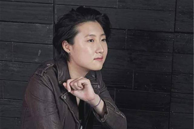 小时候,她故意做鬼脸来引起父亲的注意.