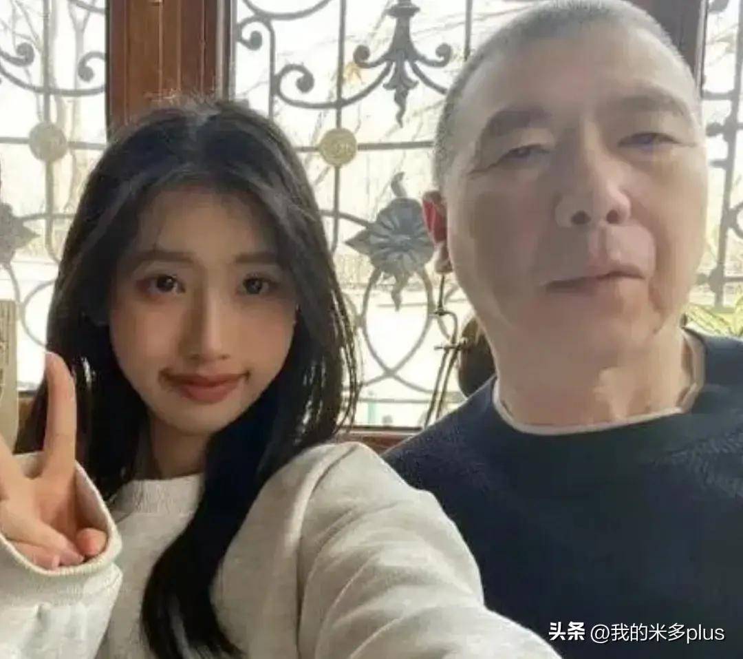 冯小刚18岁养女公开亮相,徐朵扮相乖巧身材苗条,五官和爸爸很像_徐帆