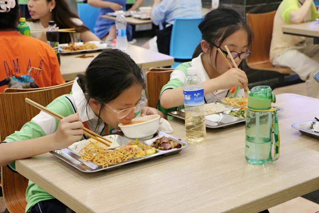 在经过一天生动有趣的研学旅行后,同学们来到了西南大学食堂,品尝到了