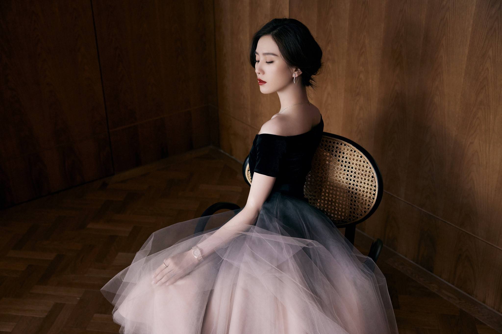 刘诗诗小腿有绷带