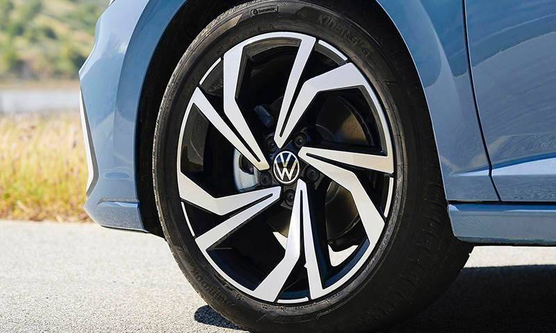 普通版车型采用17英寸的旋转式轮毂,gli车型则提供18英寸的熏黑轮毂