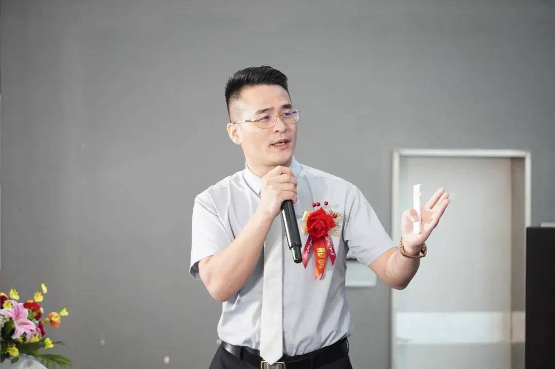 君匠世家商学院院长李柏明详细介绍了本次建博会三款新品——豆蔻肤感