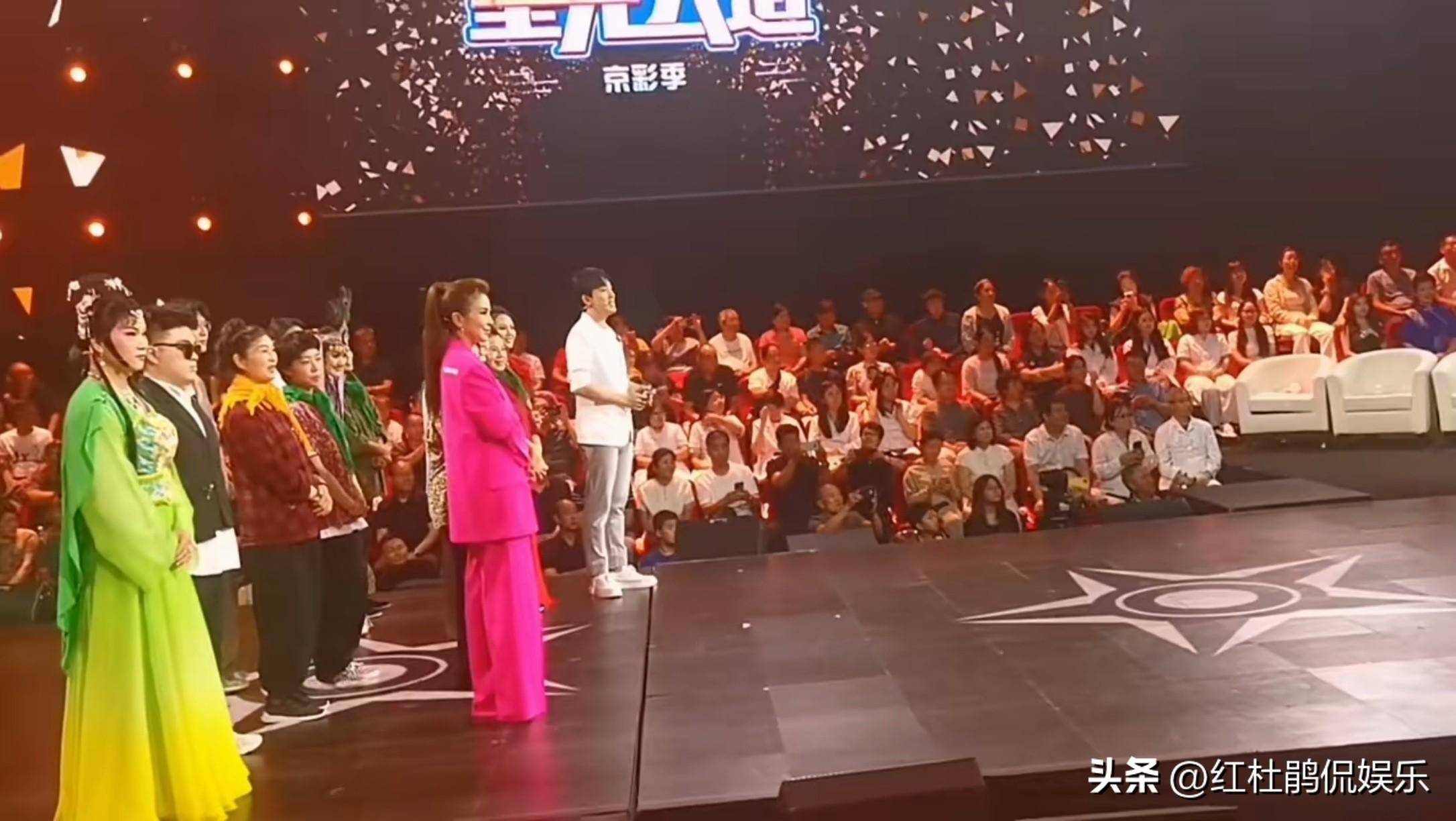 《星光大道》新版季赛,主持人朱迅回归,网友吐槽的范明终于下课