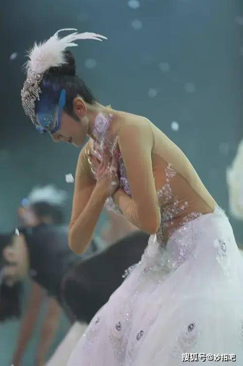 杨丽萍上台没穿衣服?服装都是彩绘的,镜头放大时太"抢眼"!