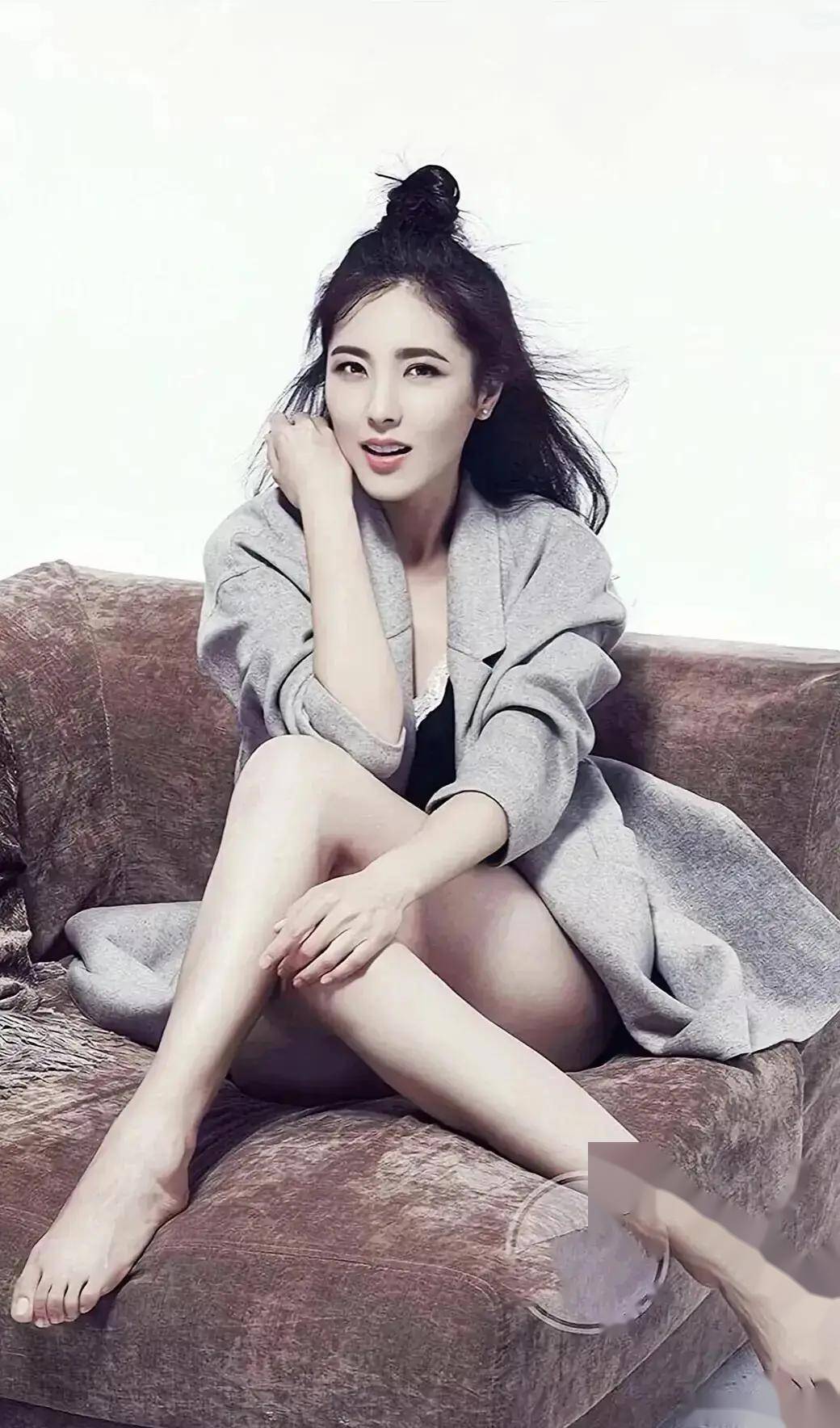 曾黎的美貌与身材相得益彰,这迷人的模样让人难以忘怀,这谁顶得住!